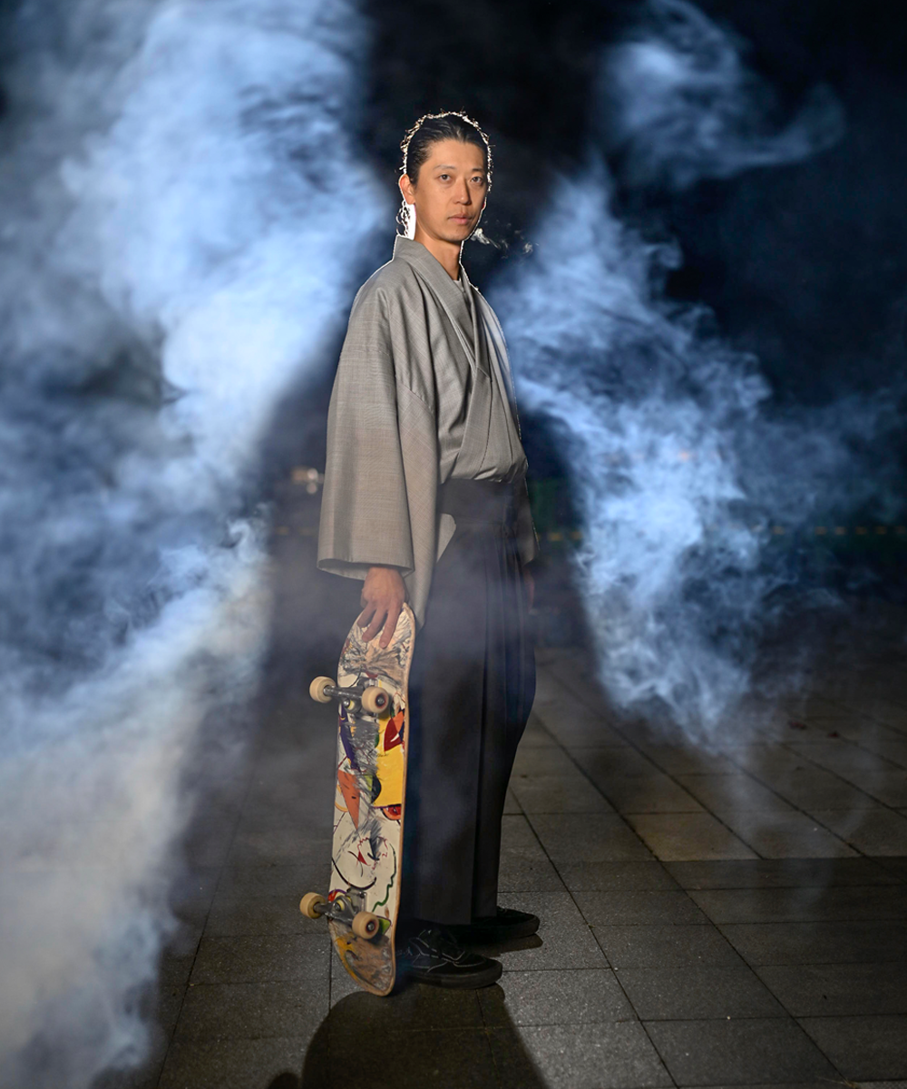 スケートボードを手にした袴スタイルの男性