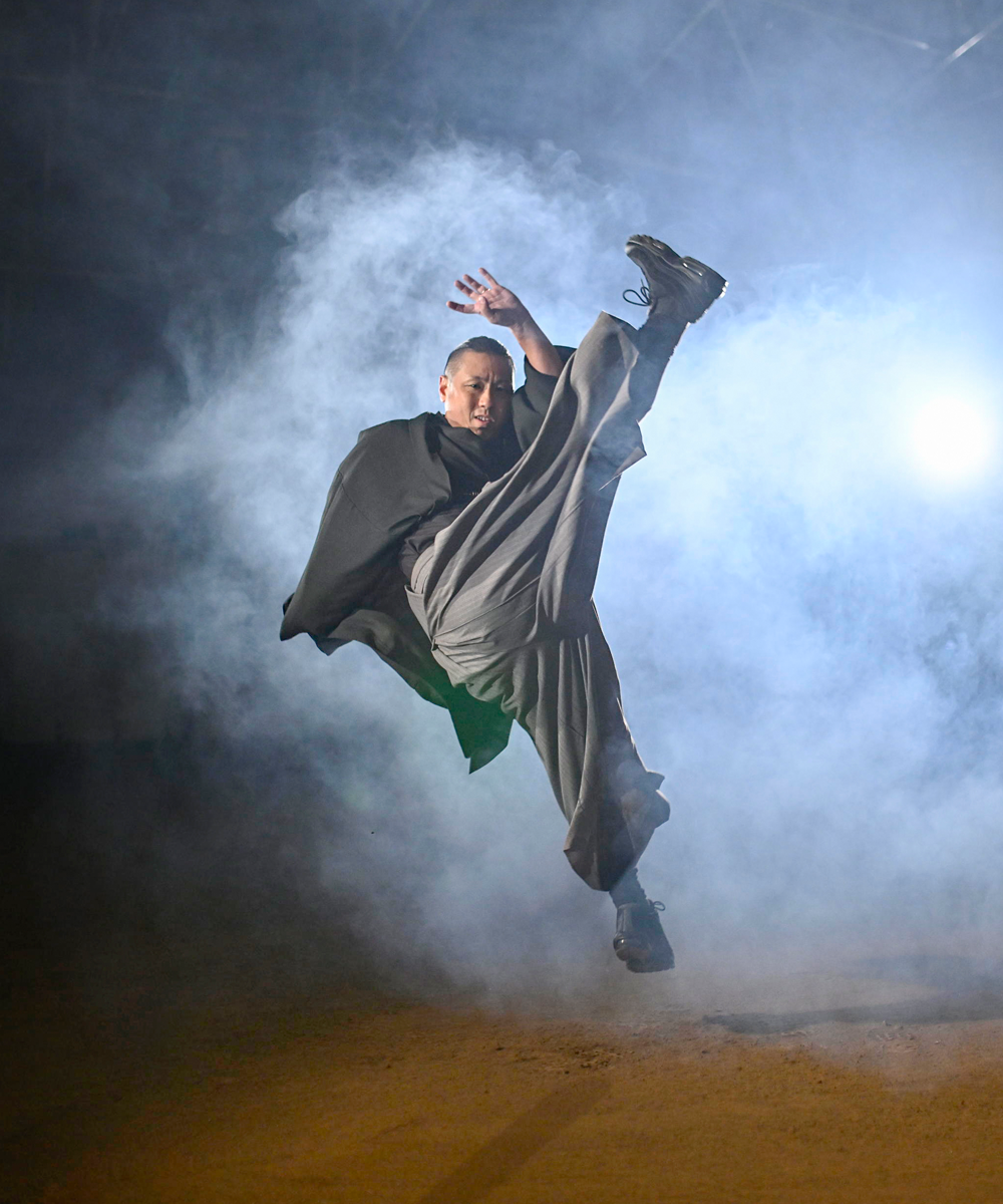 ダンスをしている袴スタイルの男性