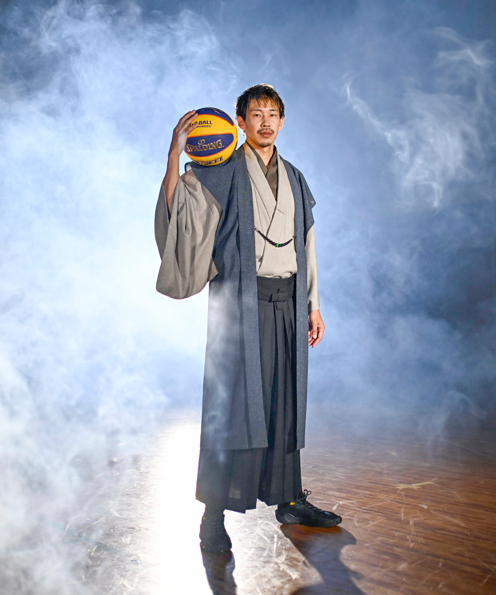 バスケットボールをしている袴スタイルの男性