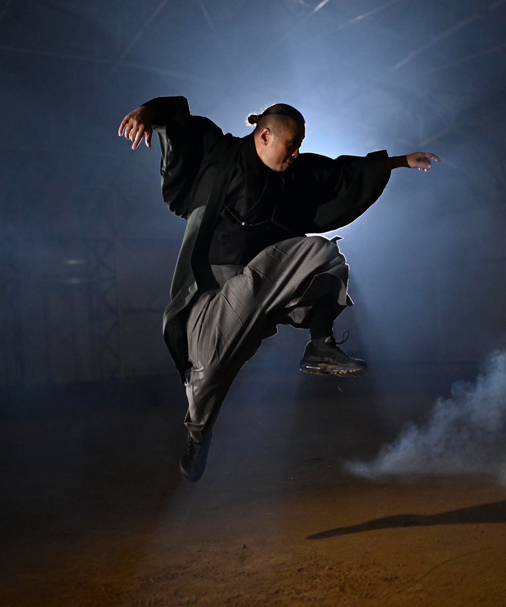 ダンスをしている袴スタイルの男性