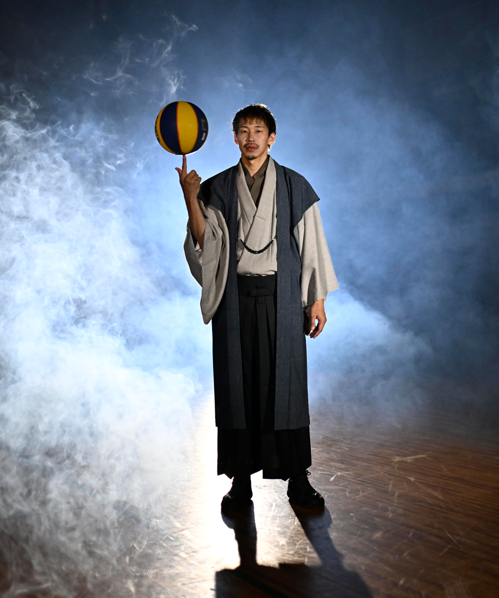 バスケットボールをしている袴スタイルの男性